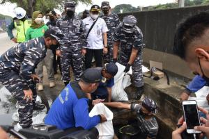 Kolinlamil dan Pemda Kota Jakut Gelar Karya Bhakti TNI, Aksi Mitigasi Bencana Rob Pesisir Jakarta