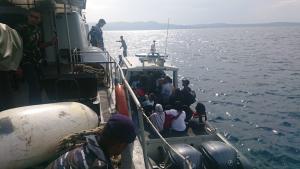Lantamal IX Evakuasi Penumpang Speed Boat Inarissa di Selat Haruku
