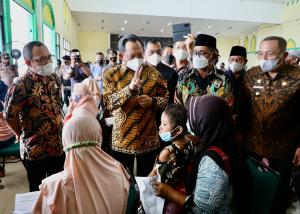 Tinjau Vaksinasi di Ternate, Mendagri Sapa Pelajar Usia 12 Tahun