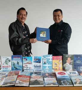 Marsekal TNI (Purn) Chappy Hakim Donasikan 55 buku kedirgantaraan