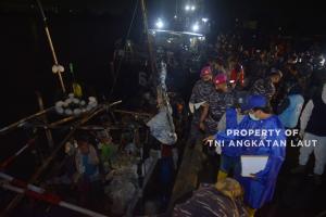 TNI AL Serahkan Pengungsi Rohingya ke UNHCR di Dermaga Lhokseumawe Aceh