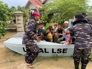 Swamboat TNI AL Hibur Anak-Anak Korban Banjir di Aceh
