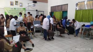 Kampus ARO Gapopin Bagikan Kacamata Gratis Kepada Warga Pondok Aren, Tangerang