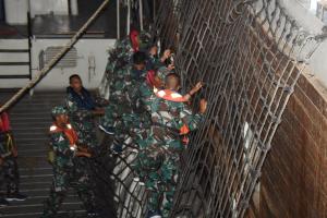 250 Siswa Dikmata TNI AL Kejuruan Marinir Lattek Embarkasi dan Debarkasi di KRI Dr. Soeharso