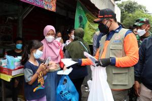 Perkuat Protokol Kesehatan, Ketua Satgas Turun ke Jalanan Ibu Kota Bagikan Masker