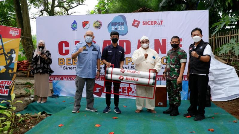 Salut! Komitmen Lestarikan Lingkungan, SiCepat Salurkan Bantuan Wastetrap Cisadane