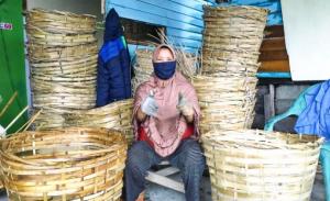 Kisah Inspiratif Nasabah PNM, Usaha Anyaman Bambu Bantu Single Mother Sekolahkan Anak