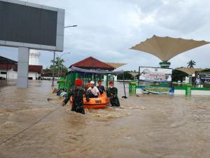 Grup 1 Kopassus Evakuasi Korban Banjir di Serang dan Banten Lama