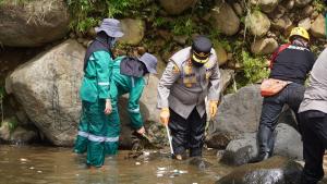 Kapolres Bogor Bersama Elemen Masyarakat Bersihkan Sampah di Sungai Ciliwung