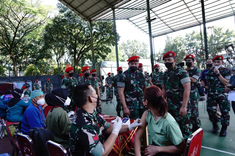 Danjen Kopassus Tinjau Jalannya Vaksinasi Booster