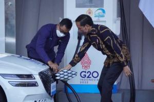 Keren! Jokowi Resmikan SPKLU Ultra Fast Charging Mobil Listrik Pertama di Indonesia