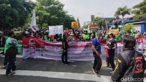 Usung Sejumlah Tuntutan, Driver Ojol Surabaya Gelar Unjuk Rasa