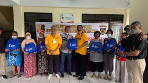 Pengurus Pusat KBPP Polri Bagikan Sembako Kepada Warakawuri dan Anak Yatim