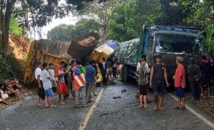 Truk Bawa Beco Terbalik di Bogor, Polisi Lakukan Evakuasi