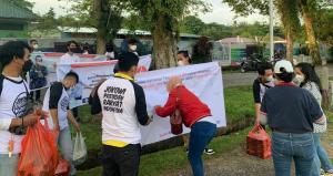 KOBAR Kaltim Bagi-Bagi Takjil dan Tandatangan Petisi di Lapangan Merdeka Balikpapan