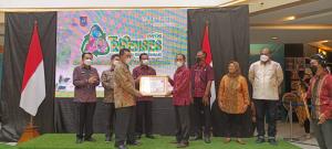 Mewakili Mendagri, Dirjen Bina Pemdes Beri Penghargaan Desa Zero Waste pada IIWAS Trisenses Bali 2022