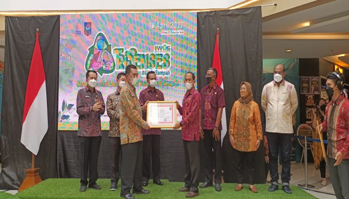 Dirjen Bina Pemdes Beri Penghargaan Desa Zero Waste pada IIWAS Trisenses Bali 2022