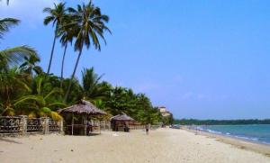 Luruskan Berita Bohong, Bupati Serang Pastikan Pantai Anyer Aman untuk Wisatawan