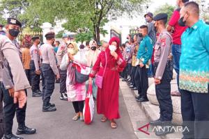 Warga di Yogyakarta Antusias Terima Paket Sembako dari Presiden Jokowi