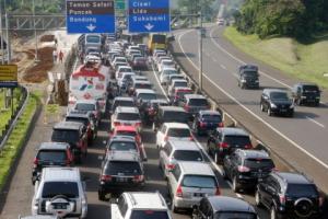Polisi Berlakukan Contraflow di Exit GT Ciawi Usai 11 Ribu Kendaraan Masuk Puncak dalam Tiga Jam