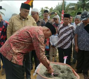 Peletakan batu pertama oleh Gubernur Sumbar dan Wakil Bupati Tanah Datar Pembangunan Masjid Baitur Rahman