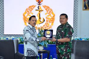 Chairman PSAPI Serahkan Puluhan Judul Buku Kedirgantaraan untuk TNI Angkatan Laut