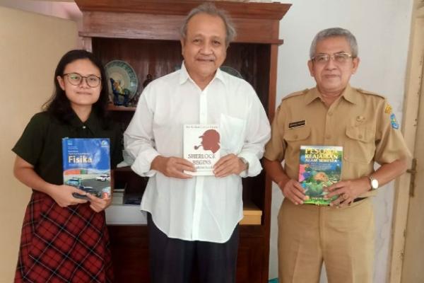 Majukan SDM NTT, Asri Hadi Terima Penyerahan Ribuan Buku dari Sejumlah Tokoh Nasional