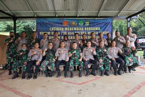 Tingkatkan Sinergitas TNI-POLRI, Kodim 0504/JS Bersama Polres Metro Jakarta Selatan Latihan Menembak Bersama