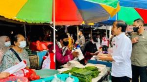 Ke Banten, Presiden Bagikan Bansos dan Cek Harga Minyak Goreng di Pasar Baros