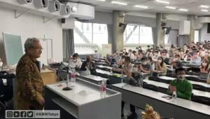 Dubes Heri Beri Kuliah Umum Mahasiswa Universitas Waseda Jepang dan Berfoto dengan Replika Komodo