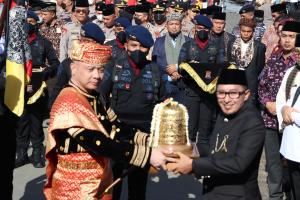 Kapolda Sumbar serahkan Benda Pusaka Raja-raja Minangkabau di Istano Basa Pagaruyung