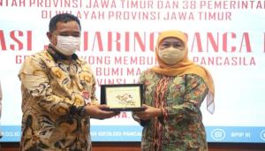  Dirjen Politik dan PUM Serahkan Penghargaan Gugus Tugas GNRM Kepada Pemerintah Daerah Jawa Timur