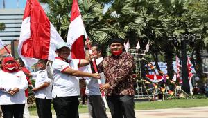  Mendagri Hadiri Gerakan Pembagian 10 Juta Bendera Merah Putih di Surabaya