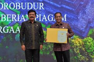 Kementerian ATR/BPN Serahkan Sertipikat Tanah Candi Borobudur ke Kemendikbudristek
