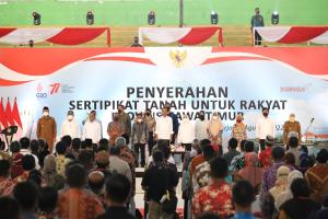 Berikan Stimulus untuk Meningkatkan Perekonomian Masyarakat, Presiden RI Serahkan 3000 Sertipikat Tanah di Provinsi Jawa Timur