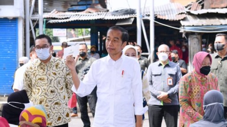 Tiba di Bandung, Presiden Jokowi Bagikan Bantuan Sosial di Pasar Cicaheum