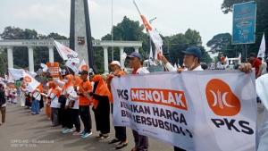 PKS Kota Bogor Gelar Demo Tolak Kenaikan Harga BBM di Tugu Kujang