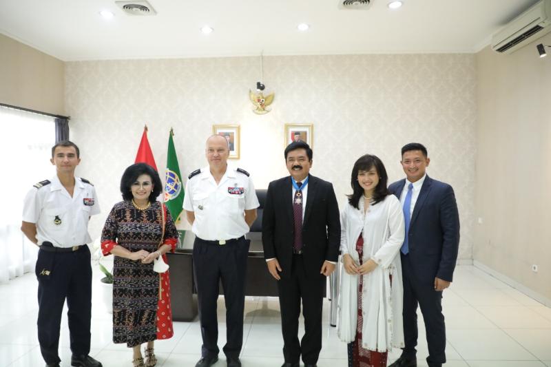 Hadi Tjahjanto Terima Penghargaan Commander of the National Order of Merit dari Pemerintah Prancis