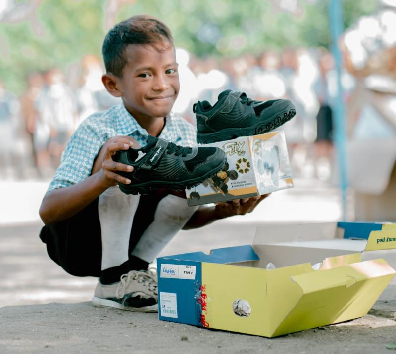 Bank Mandiri Bagikan 25.000 Pasang Sepatu Sekolah Gratis Hingga Pelosok Negeri