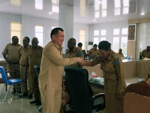 Pj Bupati Maybrat, Bernhard Rondonuwu Beri Pembekalan untuk Kepala Distrik se-Kabupaten Maybrat