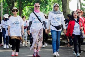 Meriahkan WWD dan Hari Batik, Ibu-ibu Jalan Kaki Kenakan Kain Batik