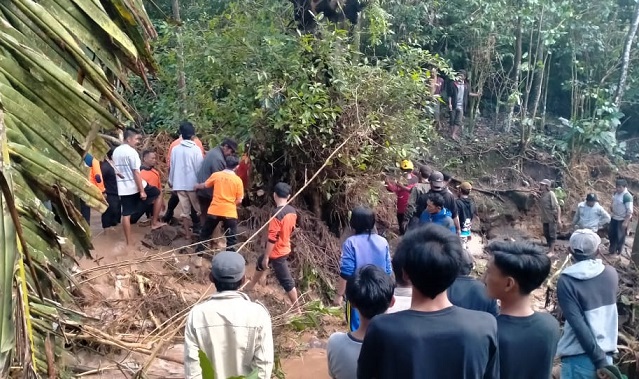 Tim Gabungan Evakuasi Tiga Warga Jeneponto yang Tertimbun Tanah Longsor