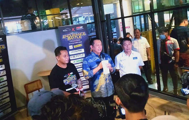 Pertama di Indonesia, Bamsoet Serahkan Trofi Juara Kontes Modifikasi Audio Berkonsep Endurance Battle 2022