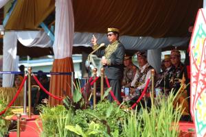 Kenakan Baju Adat Tidung, Mendagri Pimpin Upacara Peringatan HUT ke-10 Provinsi Kaltara