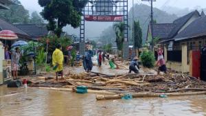 Bantu Korban Banjir Bandang dan Tanah Longsor, PNM Malang Berikan Sembako kepada 350 Nasabah