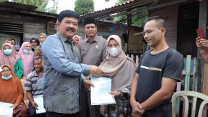 Menteri ATR/Kepala BPN Antarkan Langsung Sertipikat ke Rumah Warga di Desa Uteunkot Cunda