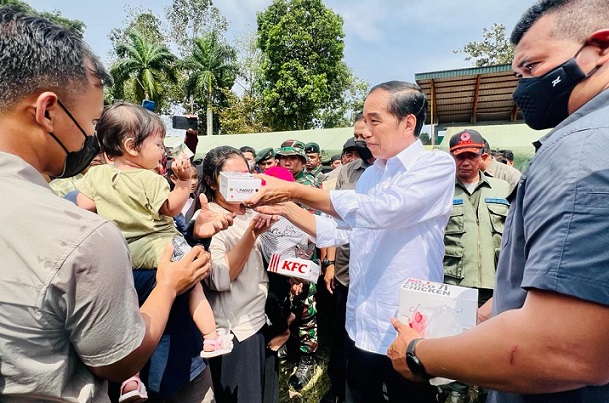 Gempa Cianjur: Presiden Jokowi Kunjungi Tenda Pengungsi Korban Gempa