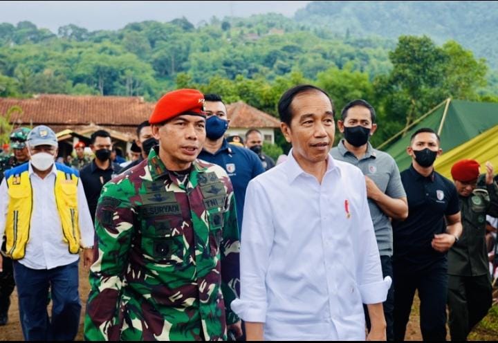 Didampingi Wadanjen Kopassus Presiden Jokowi Tinjau Posko Pengungsian Korban Gempa Cianjur