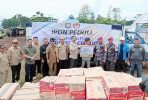 Tim IPDN Kemendagri Menyerahkan Bantuan Ke Masyarakat Korban Bencana Alam Gempa Cianjur