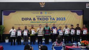 Pj Bupati Maybrat bersama Kepala Daerah se-Papua Barat terima DIPA dan TKDD 2023 dari Pj Gubernur Papua Barat